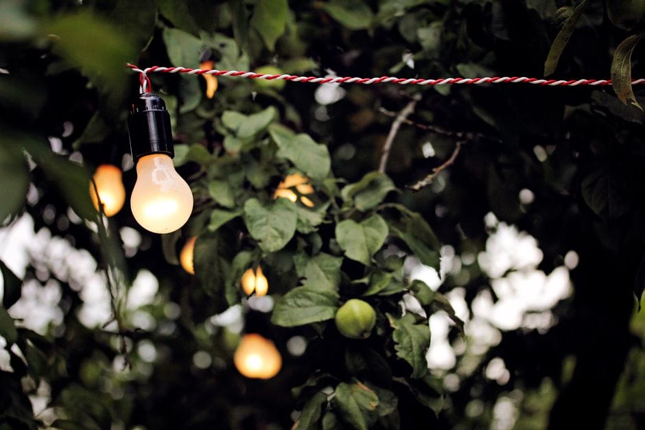 Decoração de exterior com têxteis e iluminação solar