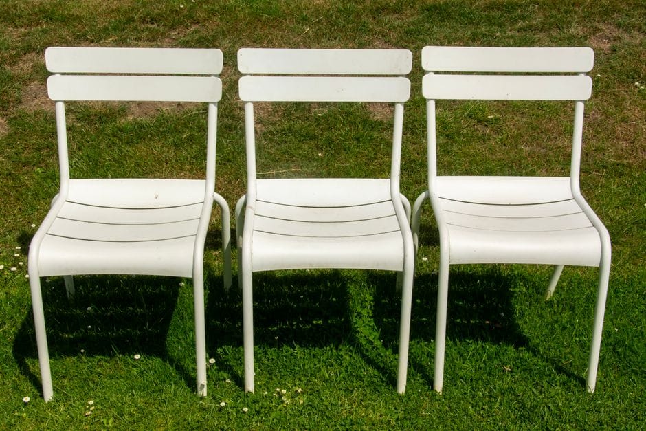 Limpeza e manutenção do mobiliário de jardim na primavera