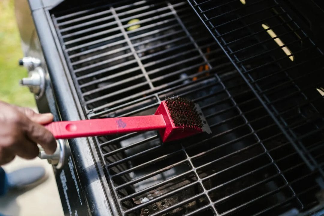 Limpar e Guardar o Churrasco no Final do Verão: O Ritual de Uma Tarde Que Evita a Ferrugem
