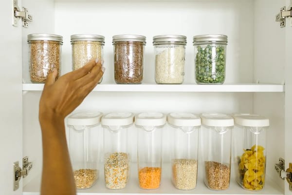 Despensa em Julho: Como Guardar Alimentos e Arrumar a Cozinha Sem Bafio Nem Bicho