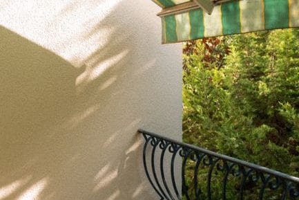 Toldos, estores e cortinas exteriores: como escolher a proteção solar certa para a sua casa