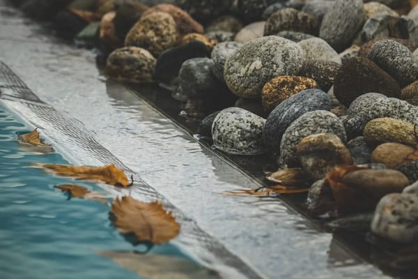 Hibernar a Piscina no Quintal: Como Preparar a Água e o Equipamento Antes do Frio